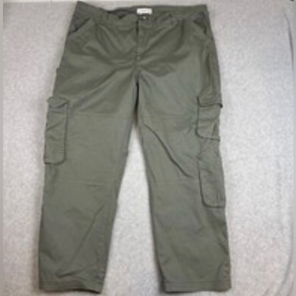 Women’s Abercrombie cargo green pants 36/22 R curve. Perfect